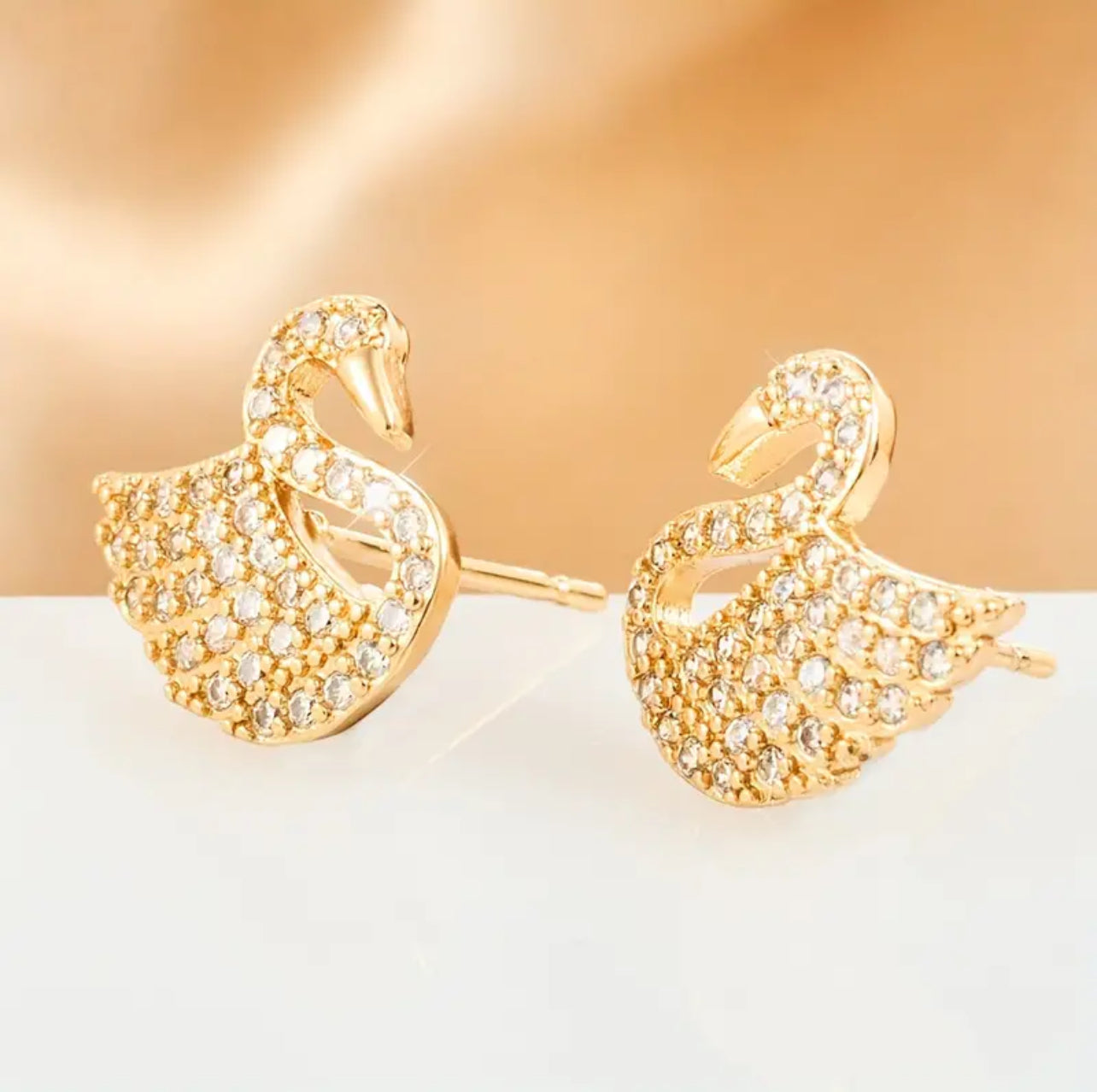 Par de pendientes botón Cisne en Oro 18k Laminado