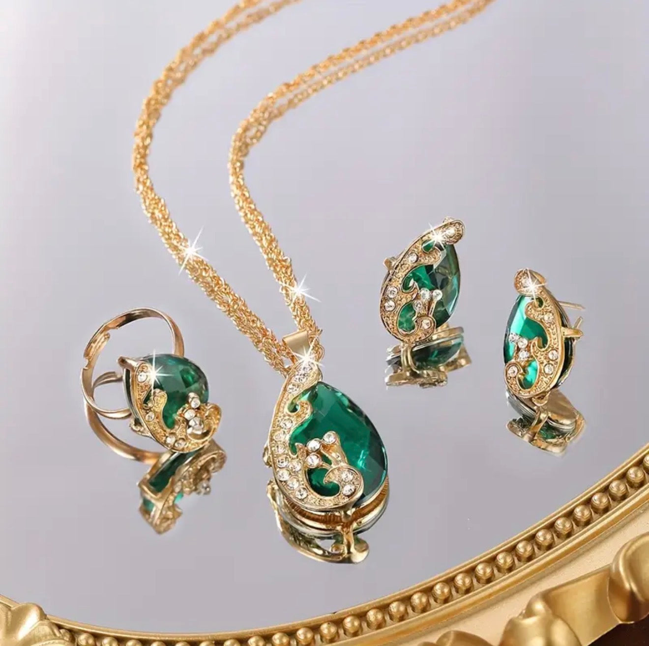 Conjunto Esmeralda Lágrima para DAMA en ORO 18K Laminado