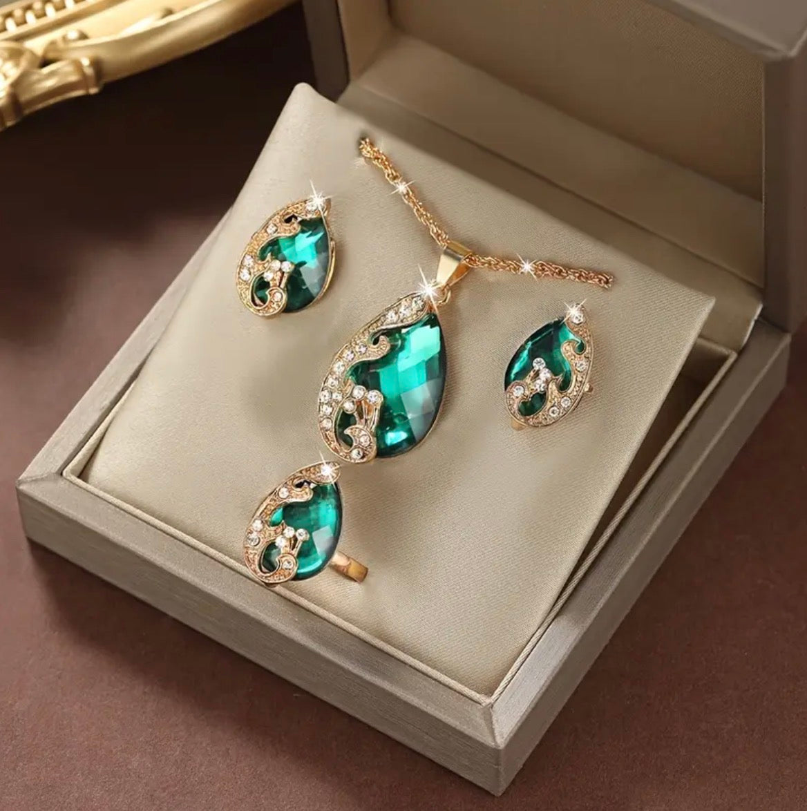 Conjunto Esmeralda Lágrima para DAMA en ORO 18K Laminado