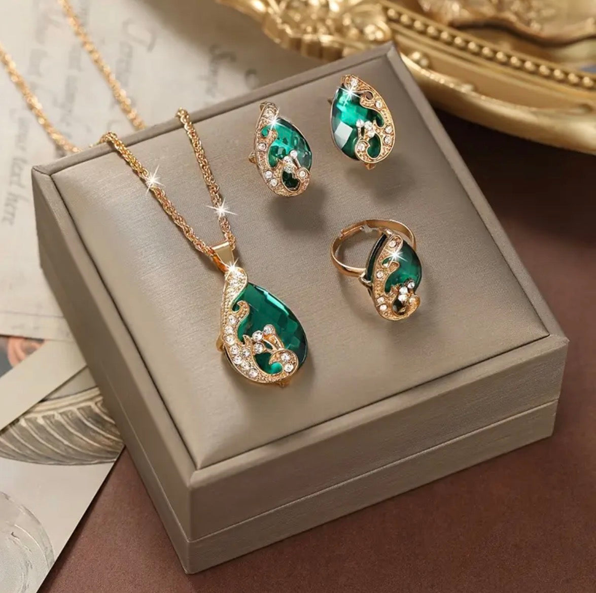 Conjunto Esmeralda Lágrima para DAMA en ORO 18K Laminado