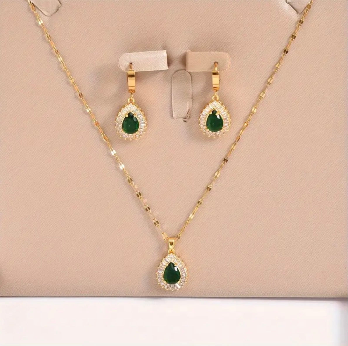 Conjunto Collar y Aretes para DAMA en ORO 18K Laminado