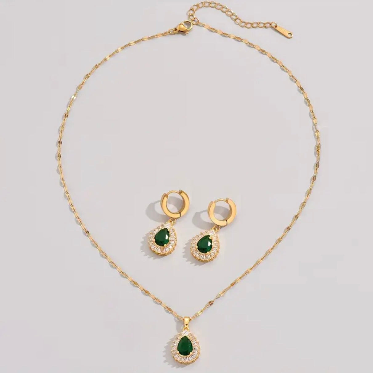 Conjunto Collar y Aretes para DAMA en ORO 18K Laminado